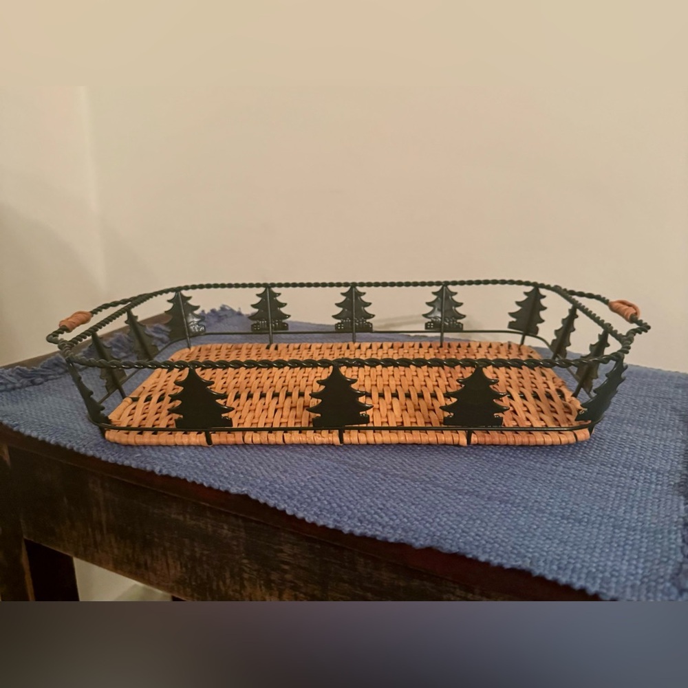 ❌SOLD❌ Christmas Tree 13x9 Baking Dish Holder Metal With Woven Tray Basket - Picture 1 of 4